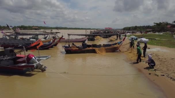 Aerial view fisherman hit the net to clean the net. — Stock Video