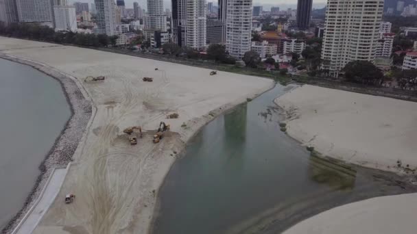 Excavadora de vista aérea durante la recuperación de tierras en Gurney Wharf . — Vídeos de Stock