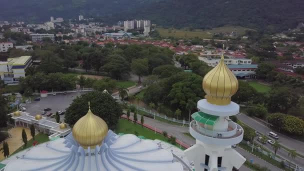 Rastreamento aéreo do minarete e cúpula de Masjid Negeri — Vídeo de Stock