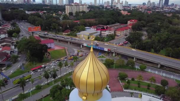 Arka plan olarak hava manzaralı kubbe Mescid Negeri ve araba trafiği. — Stok video