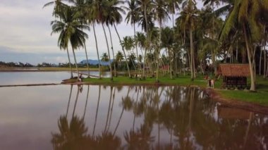 Hava manzaralı turistler, doğa turizminin tadını çıkarıyorlar. Kampung Agong 'a ev sahipliği yapıyorlar..