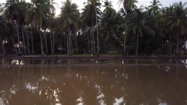 Aerial view Malays turista kerékpározás és élvezze a városnézés a homestay — Stock videók