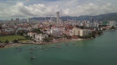 Balıkçılar üç yapay adanın toprak ıslahını protesto ettiler