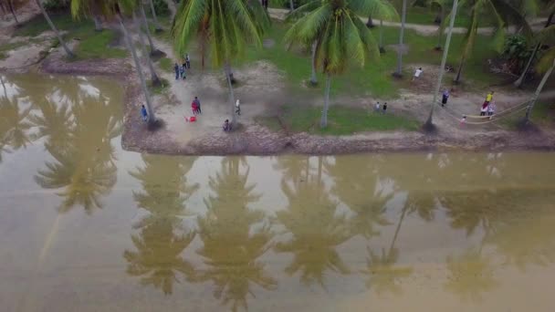 공중에서 사람들은 고향인 캄 풍 아공에 있는 코코넛 농장에서 즐거운 시간을 보낸다. — 비디오