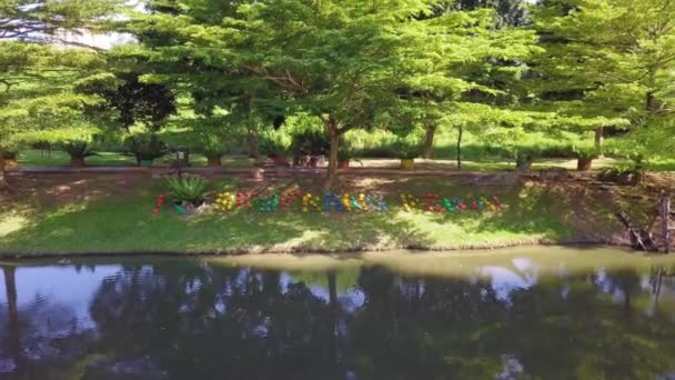 Me encanta Seberang Perai "palabra está decorada en el jardín ." — Vídeos de Stock