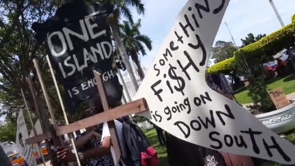 Manifestação Protestante levar a bordo em forma de osso de peixe — Vídeo de Stock