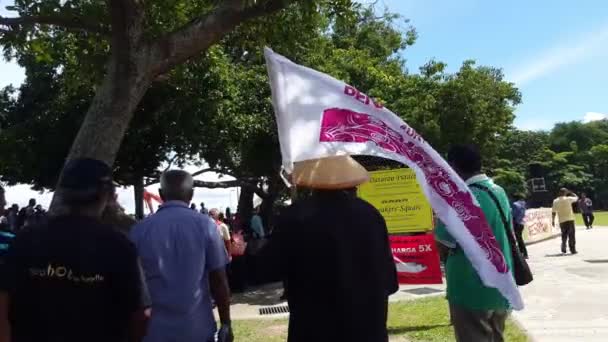Public in hat carry Penang tolak tambak" banner object reclamation 3 islands — Stock Video
