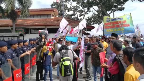 Rybacy protestują przeciwko projektowi Penang South Reclamation Project. — Wideo stockowe