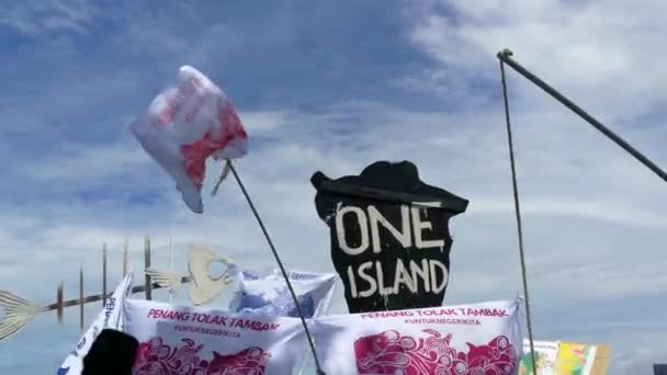 Pescatori e protesta pubblica per il progetto di bonifica dell'isola di South Penang . — Video Stock