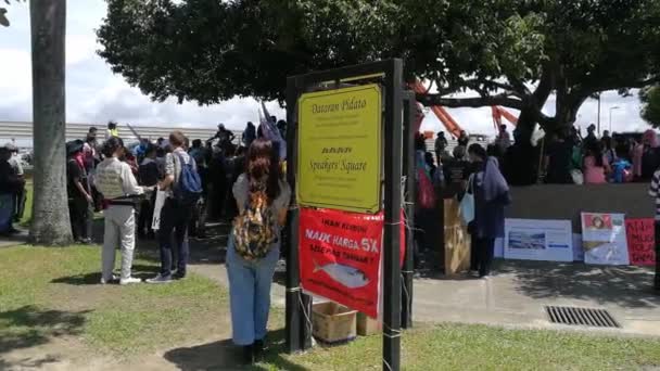 Panning shot fishermen protest w Dataran Pidato, Esplanade. — Wideo stockowe