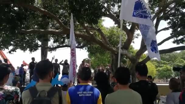 Public solidarity with fishermen against Penang South Reclamation Project. — Stock Video