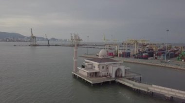 Hava görüntüsü Butterworth konteyner terminalinin yanında yüzen bir cami.