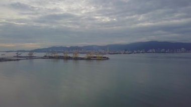 Hava yükselen görünümü konteyner terminali ve Penang Adası.