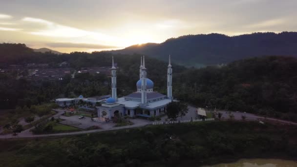 Rastreamento aéreo Masjid Al-Fateh durante o pôr-do-sol magnífico . — Vídeo de Stock