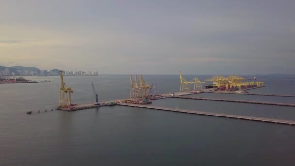 Penang Limanı 'ndaki konteyner terminalinde havadan izleme vinçleri. — Stok video