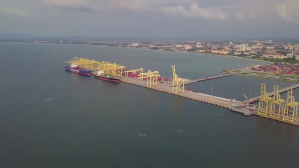 Повітряний вид контейнерний корабель на контейнерний термінал. — стокове відео