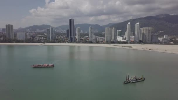 Ship near new island at Gurney Drive. — Stock Video