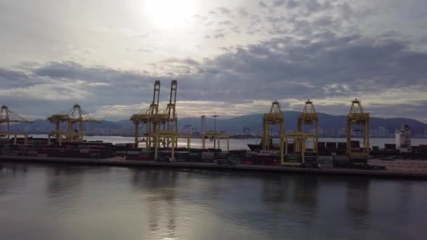 Luchtfoto stijgt op containerterminal. Achtergrond is KOMTAR gebouw. — Stockvideo