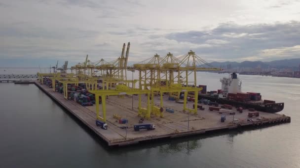 Camião com vista aérea em linha, enviar o contentor para o navio . — Vídeo de Stock