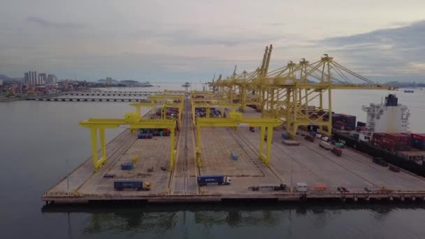 Luchtvolgcontainer terminal onthult dat het schip containers vervoert.. — Stockvideo