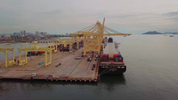 Luchtfoto KMTC-lijncontainerschip bij containerterminal. — Stockvideo