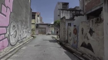 Sokak sanatının arka sokağında ziyaretçi fotoğrafı..