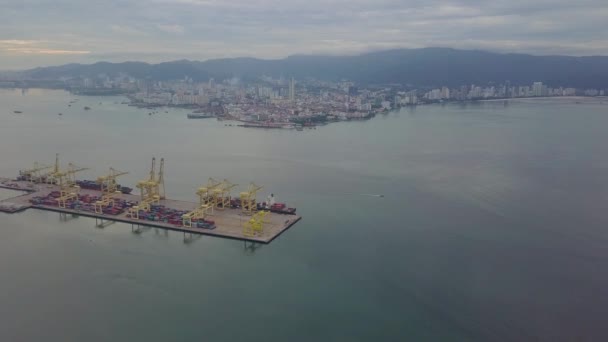 Luchtboot verplaatsen in de buurt van de container terminal met achtergrond Penang Island. — Stockvideo