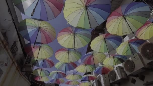 Panning barevný deštník jako street art na Arménské ulici. — Stock video