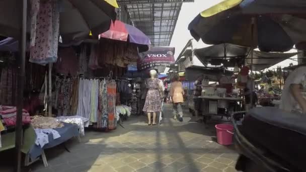 Wandeling op Chowrasta markt bij outdoor. — Stockvideo