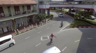 Bisiklet şovundaki bir adam arabaya yol vermesini söyler..