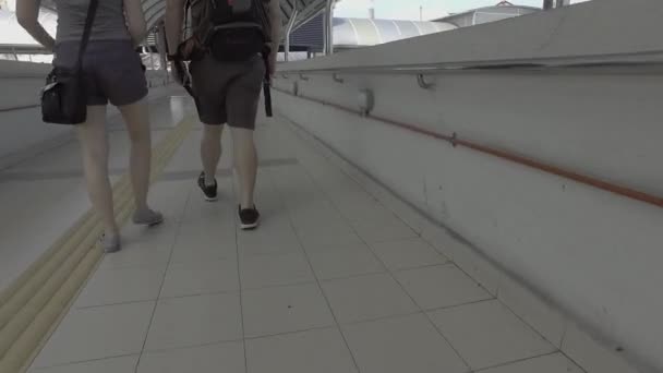 Gimbal a tiré sur Mendiant à la passerelle piétonne . — Video