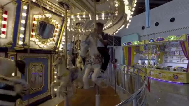Barn ha kul på karusellen på TOP, KOMTAR. — Stockvideo