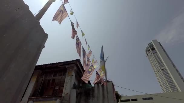 パンニングショットマレーシアの旗は古い建物と背景の近くにハングアップ｜KOMTAR — ストック動画