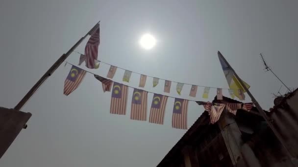 Güneşin altında Malezya bayrağının izi sürülüyor. — Stok video