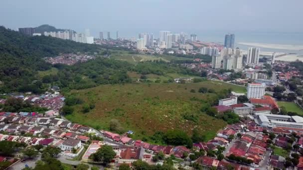 Widok z lotu ptaka Mount Erskine chiński cmentarz z Tanjung Tokong jako tło. — Wideo stockowe