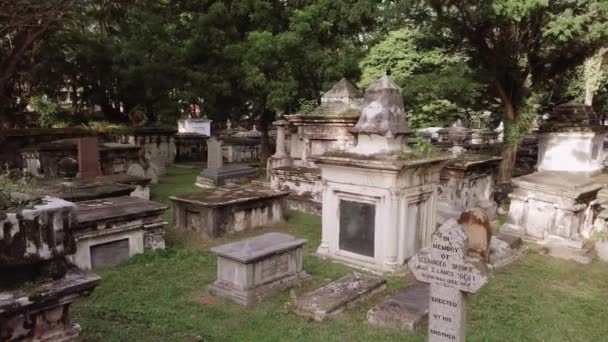 Het volgen van Western Cemetery met voorgrond. — Stockvideo