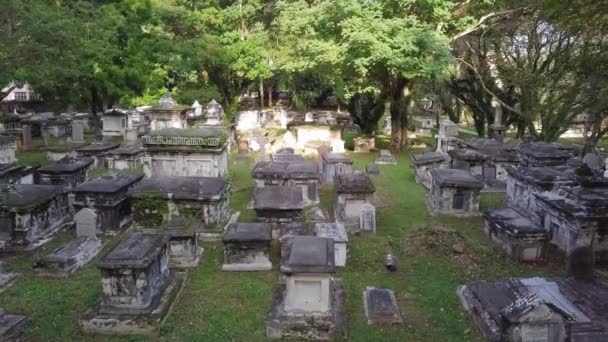 Luchtfoto opstijgen en kijken naar beneden Western Cemetery (Northam Road Cemetery) — Stockvideo