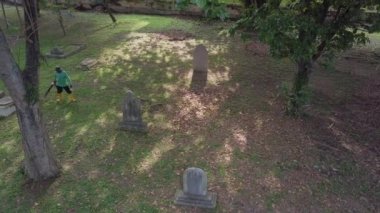 Hava temizleyicisi Northam Mezarlığı 'ndaki ağaç yapraklarını patlattı..