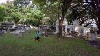 Batı Mezarlığı 'ndaki (Northam Yolu Mezarlığı) Gimbal atıcıları temizlendi)..