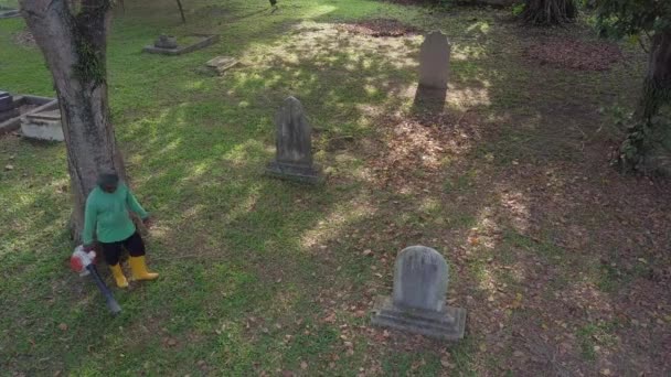 Trabajador aéreo sopla las hojas en el cementerio occidental (Northam Road Cemetery ). — Vídeos de Stock