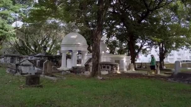 西区坟场(北区道坟场)由市政局MBPP维修 — 图库视频影像
