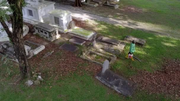 Mitarbeiter der Stadtverwaltung säubern den Westfriedhof (Friedhof Northam Road)) — Stockvideo