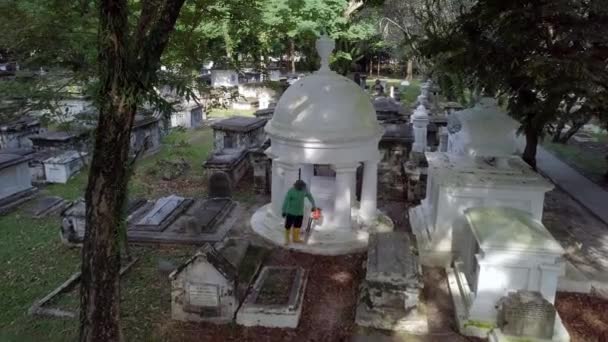 Stadtrat säubert den Westfriedhof (Friedhof Northam Road)). — Stockvideo