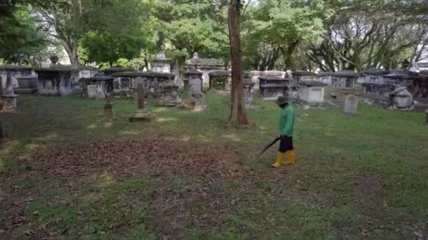 Protestantský hřbitov udržuje pracovník městské rady. — Stock video