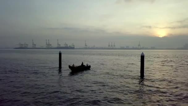 一艘渔船正驶向码头附近. — 图库视频影像