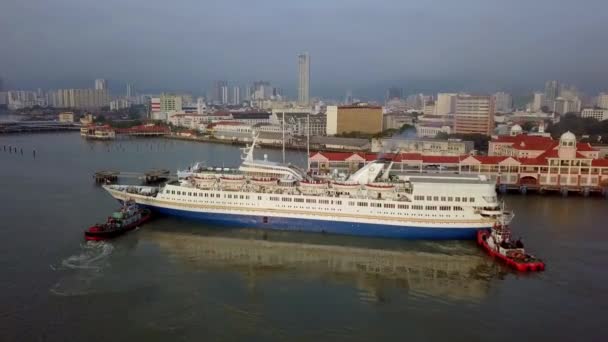 Vontatóhajó tolja szabadidő világ hajóút Swettenham móló. — Stock videók