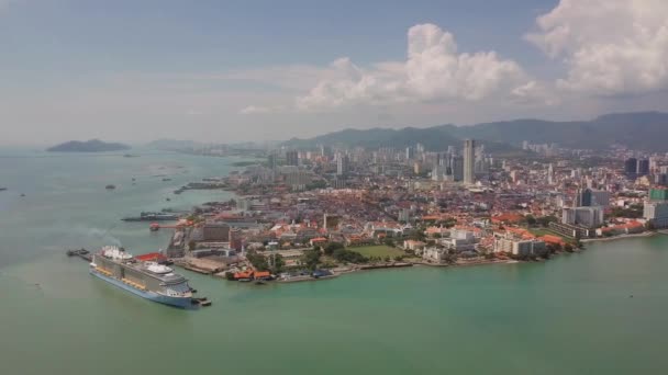 Letecký pohled Penang Island pod modrou oblohou bílý mrak. — Stock video