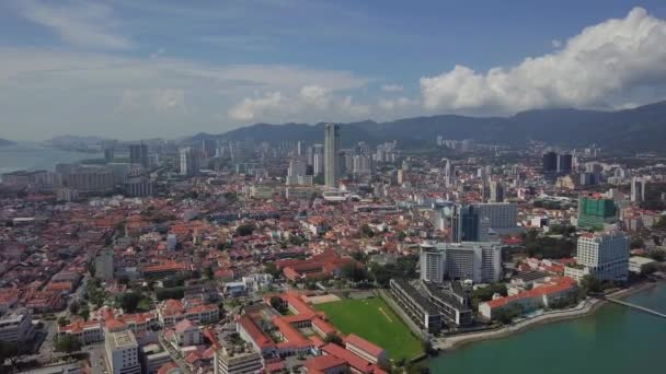 Letecký pohled Padang Kota Lama, Esplanade a budova KOMTAR v Georgetownu. — Stock video