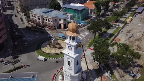 Sledování pohled pracovníků na jeřábu obnovit Queen Victoria Clock Tower — Stock video