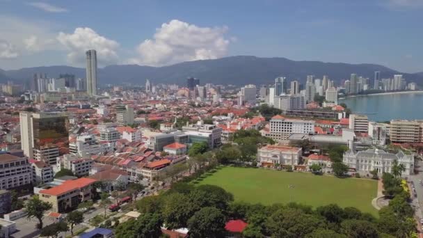 Luchtfoto volgen Padang Kota Lama, Esplanade. Achtergrond is KOMTAR gebouw. — Stockvideo
